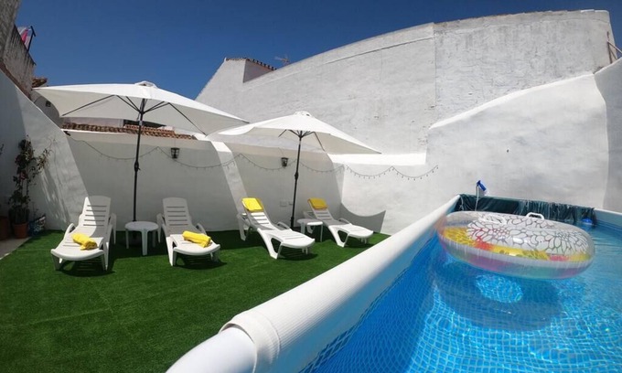 Benalmadena Casa | Casa con piscina privada y patio con solarium en el corazón del pueblo