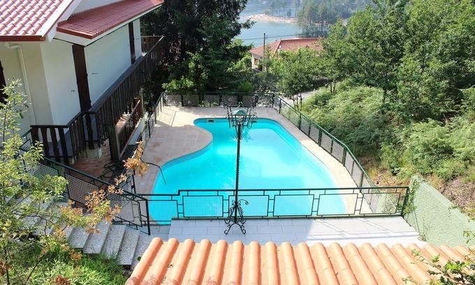 Vilar da Veiga Chalet De Esquí | Casa con piscina privada y pista de tenis en Gerês