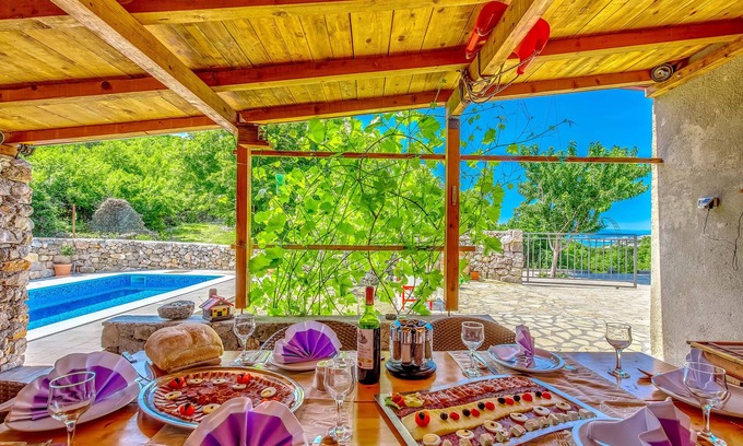 Novi Vinodolski Casa | Casa con vistas al mar en su propio valle con jardín ecológico.