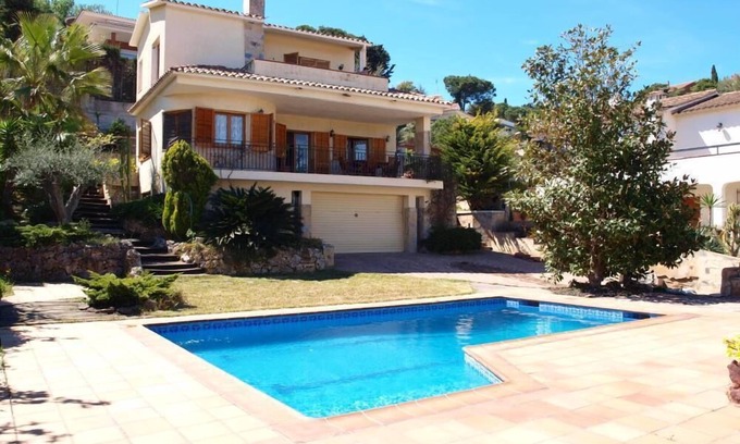 Arenys de Mar Casa | CASA CON VISTAS AL MAR CON PISCINA PRIVADA Y GRAN JARDIN