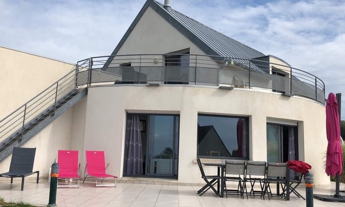 Trevignon Casa | Casa de vacaciones moderna, vista al mar y jardín cerrado.