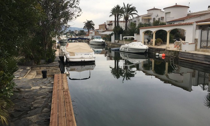 Empuriabrava Villa | Casa reformada con amarre tranquilo a lo largo de los canales para 6 personas.