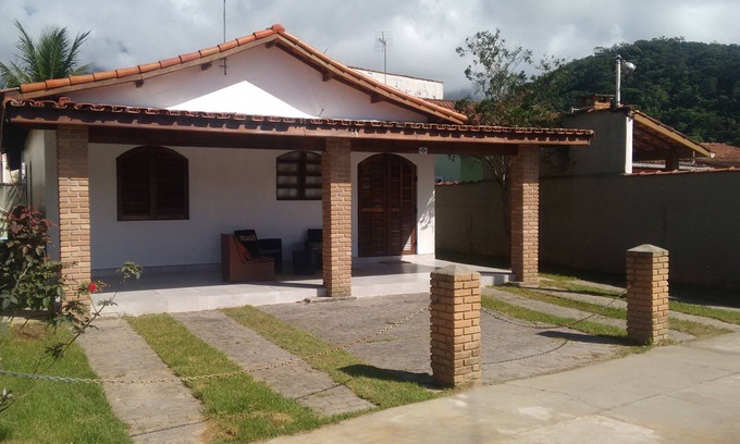 Caraguatatuba Casa | CASA CON PISCINA E INTERNET Condominio cerrado, frente a la playa de Massaguaçu.