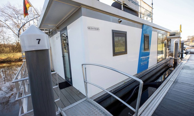 Bad Bederkesa Casa | Houseboat 7 Starfish. Picturesque by the lake and unconventional.