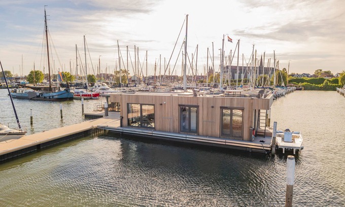 Municipality of Waterland Alquiler De Eote | Houseboat: "De Albatros" with tender