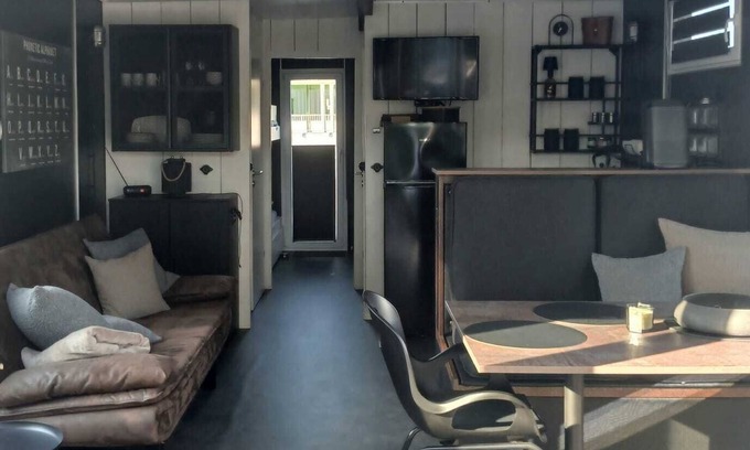 Center Alquiler De Eote | Houseboat "Frodewin" experience on the water in Aurich harbor