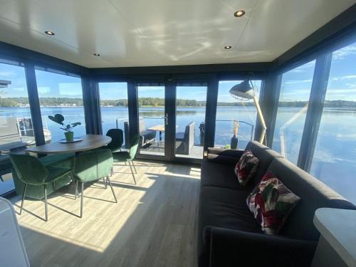 Middelaar Chalet De Esquí | Houseboat Marina Mookerplas 4-6 persons
