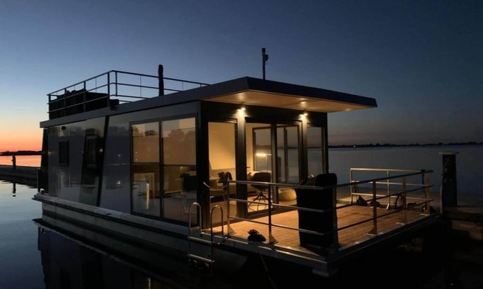 Offingawier Alquiler De Eote | Casa flotante Sneekermeer con terraza