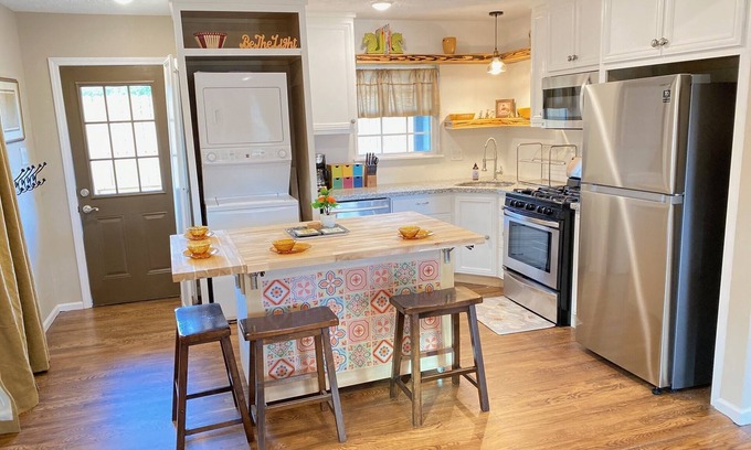 Northside Casa | Houston Cozy Cottage Home, Dog Friendly Home Gated