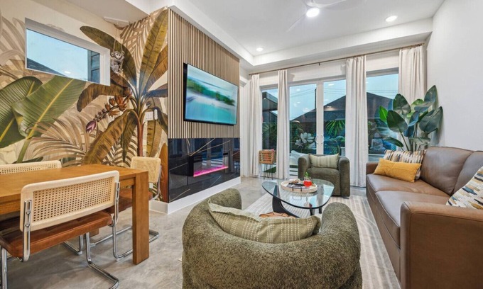 Southeast Houston Casa | Houston Duplex Duo/Pool/Mega Hottub/Golf/Sleeps 45