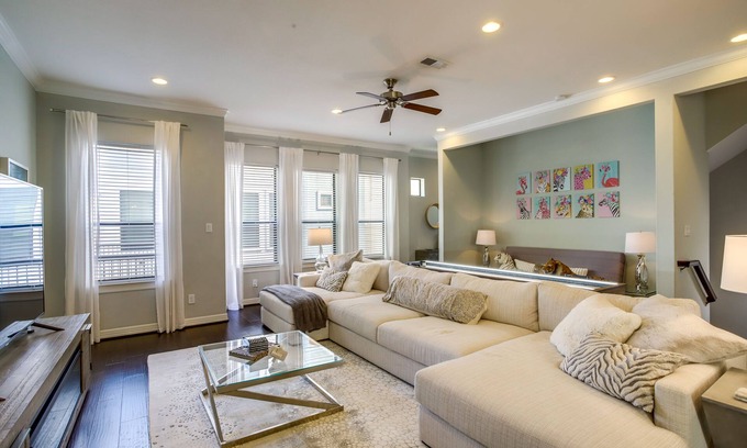 Washington Ave./ Memorial Park Casa | Houston Home w/ Rooftop Patio & Downtown Views!