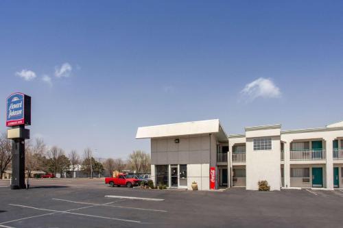 Central Colorado Springs Hotel | Howard Johnson by Wyndham Colorado Springs