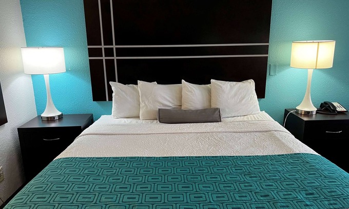 Washington Ave./ Memorial Park Hotel | Howard Johnson by Wyndham Houston Heights/Downtown