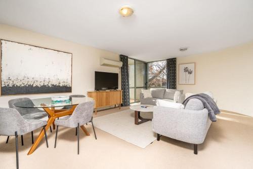 Kingston Apartamento | Howitt Place Apt minutes to Parliamentary Triangle - Hosted by Canstay