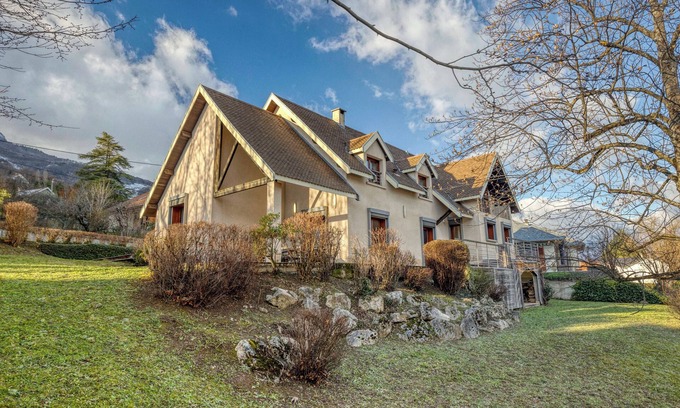 Seyssins Casa | #HP | La maison des Lilas 🫐| Large family house, sleeps 12, garden