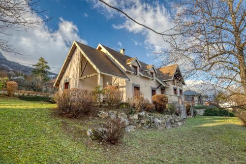 Seyssins Casa | #HP La maison des Lilas Large family house sleeps 12 garden