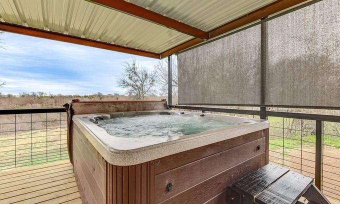 Hudson Oaks Casa | Hudson Oaks Country Creekside Home: Hot Tub & Deck