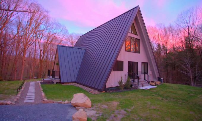 Port Jervis Chalet De Esquí | Your Perfect Hudson Valley Getaway, A-Frame Creek~Theater~Arcade~HTub~60-mi~NYC.