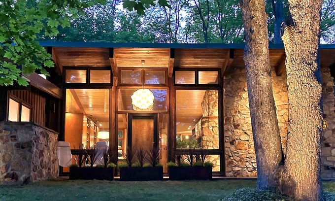 Monroe Casa | Hudson Valley Mid Century Monroe Bungalow -1 hr from NYC - Gourmet Kitchen