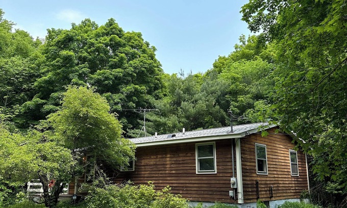 Millerton Cabina | Hudson Valley private 70's-style cabin on five acres, five minutes to town!