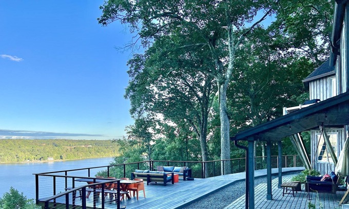 Town of Lloyd Casa | Hudson Valley Retreat with sweeping views