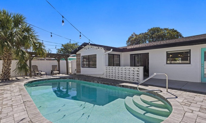 Bradenton Casa | HUGE - 12 Bed Luxury Pool Home - 15 Minutes to Anna Maria Island Beaches!
