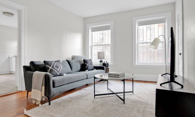 Aspinwall Hill Apartamento | Huge 2b in desirable & quiet area. Near grocery and T-stop by Blueground