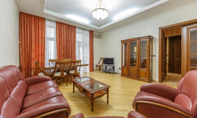 Besarabka Apartamento | Huge 3 Bedroom Apartment Next to Gulliver & Synagogue