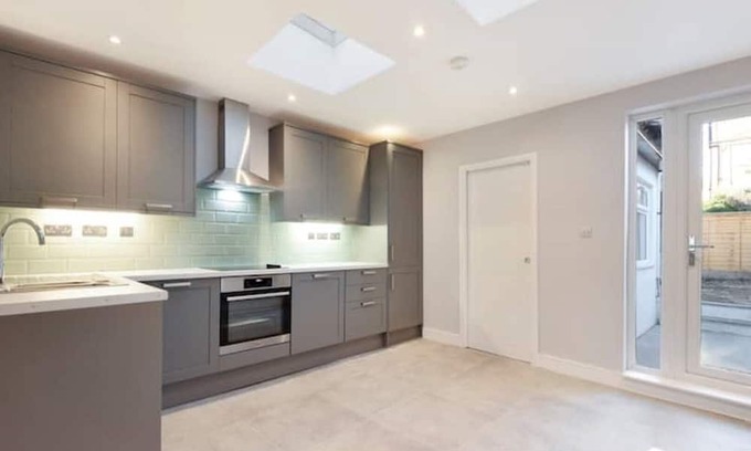 Higham Hill Casa | Huge 3 Bedroom House in London E17