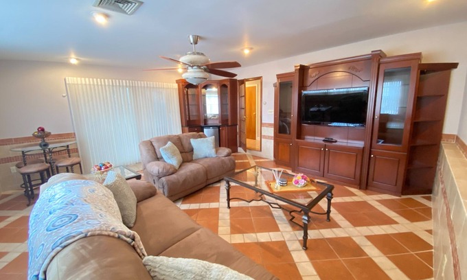 Forest Hill Apartamento | Huge 4BR/2Bath/Free Parking/NYC/ EWR/ MetLife/ 2 KING BEDS!