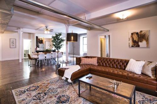 Near South Side Apartamento | Huge 4BR Chicago Downtown Retreat Good for Groups Sleeps 10 Near McCormick Place and Field Museum