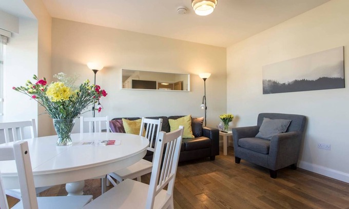 Dundrum Apartamento | Enorme casa familiar de 5 dormitorios en los suburbios de Dublín con estacionamiento