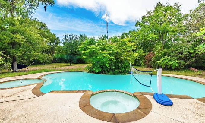 Houston Casa | Huge 6 Bedroom with Heated Pool, Spa, 85" Television, Game Room, BBQ, Hot Tub