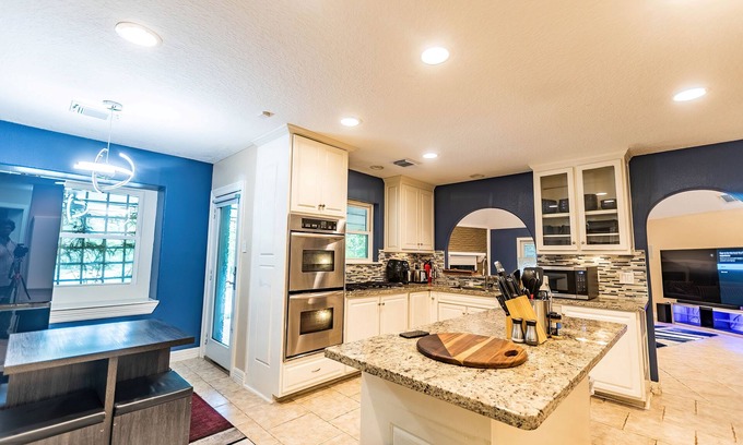 Houston Casa | Huge 6 Bedroom with Pool, Spa, 85" TV, Air Hockey, Pool Table, Ping Pong, BBQ