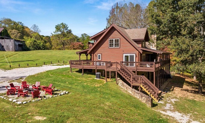 Byrdstown Cabina | Huge 8 BR Lodge - Hot Tub, Fire Pit, Ping Pong