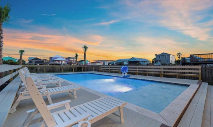 Gulf Shores Casa | Huge Beachhouse w/Private Pool (Free Heat in Winter)