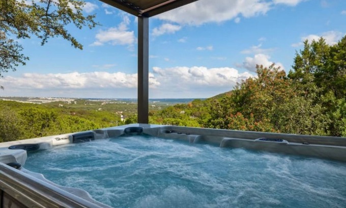 Leander Casa | Huge Covered Patio | Spa | 4 mins to Lake | Views!