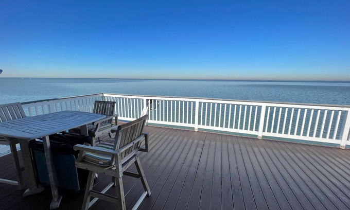Galveston Casa | Huge Deck w night Fishing, Pickleball, Kayaks, SUPs, Tiki-bar, Boat Lift