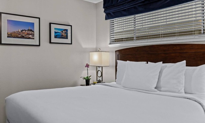 Russian Hill Condominio | Huge discount! Watch Blue Angel Air Show in golden October!