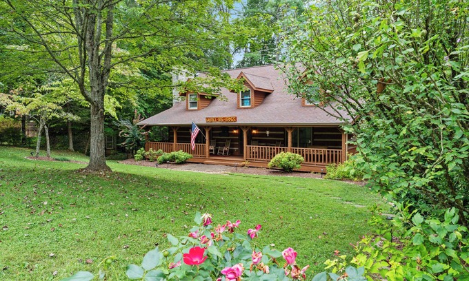 Townsend Cabina | HUGE FAMILY CABIN - 5 bdrm/4.5 bth, Game Room, Hot Tub, Playhouse, Bonfire Pit