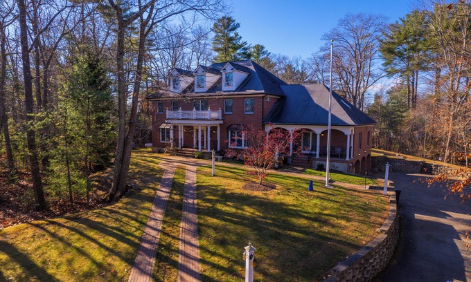 York Harbor Casa | HUGE family Home! Sleeps 27 comfortably. 3/10 mile from the Beach!