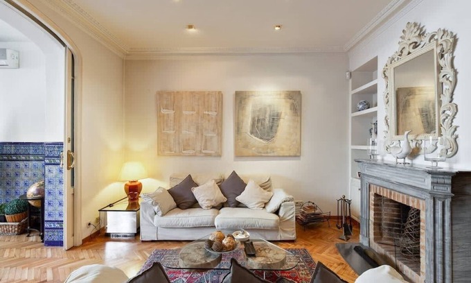 Esquerra de l'Eixample Apartamento | Huge historic 5BD with private Terrace!