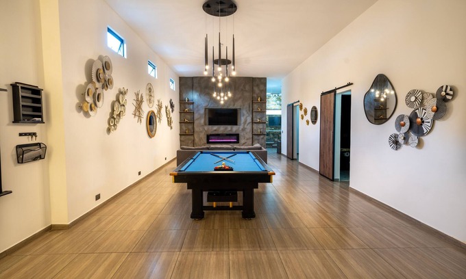 Zona Rosa Apartamento | Huge Jacuzzi! 6-bedroom apartment one block from Park LLeras 6 private bathrooms
