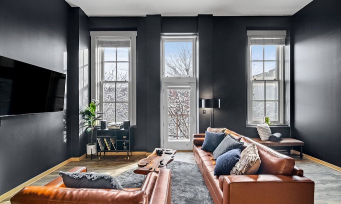 Downtown Des Moines Apartamento | Huge King Bed Loft Downtown - Balcony - Grocery - Brewery - Court Ave Nightlife