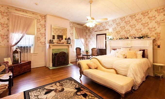 Gainesville Cama Y Desayuno | Huge King Suite with Fireplace, Private Bath, Hot Tub and Pool.