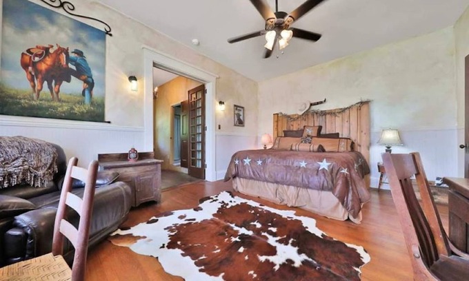 Gainesville Cama Y Desayuno | Huge King Suite with Private Bath, Hot Tub and Pool.