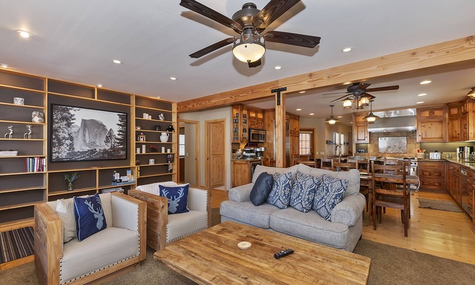 Big Bear Lake Casa | HUGE LAKE LODGE-6/4-5 KING BEDS! LAKE VIEWS! 2 KAYAKS, WEEKLY DISCOUNTS! #5709