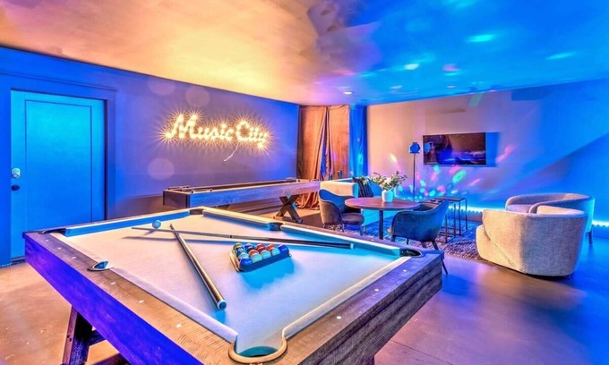 Eastwood Casa | Huge Lux Home! 17 beds! Insta! Baller Game Room!