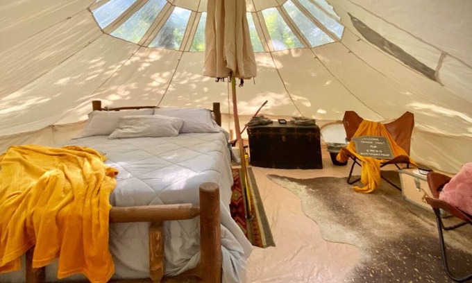 Thorn Hill Alquiler De RV | ¡Enorme tienda de glamping de lujo enclavada en la naturaleza junto a 2 cascadas!