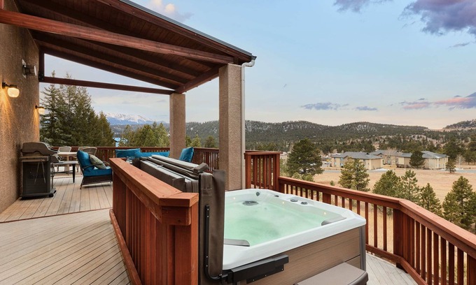 Woodland Park Casa | ★ Huge Luxury Home ★ Views ★ Hot Tub ★ Fire Pit ★